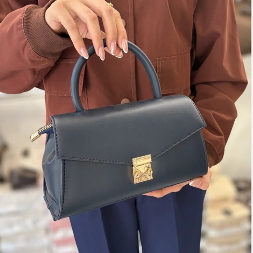 کیف دستی و دوشی زنانه با طراحی کلاسیک با قفل فلزی
