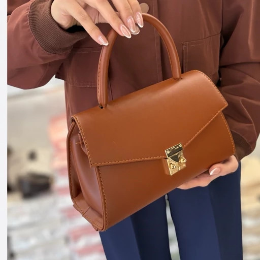 کیف دستی و دوشی زنانه با طراحی کلاسیک با قفل فلزی