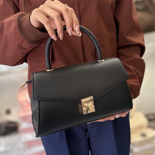 کیف دستی و دوشی زنانه با طراحی کلاسیک با قفل فلزی