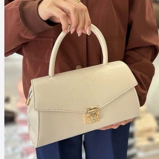 کیف دستی و دوشی زنانه با طراحی کلاسیک با قفل فلزی